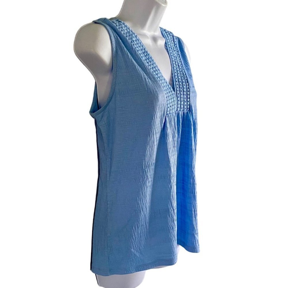 Juniper + Lime Light Blue Detailed Neckline Sleeveless Top Women's Medium NEW - Picture 5 of 9